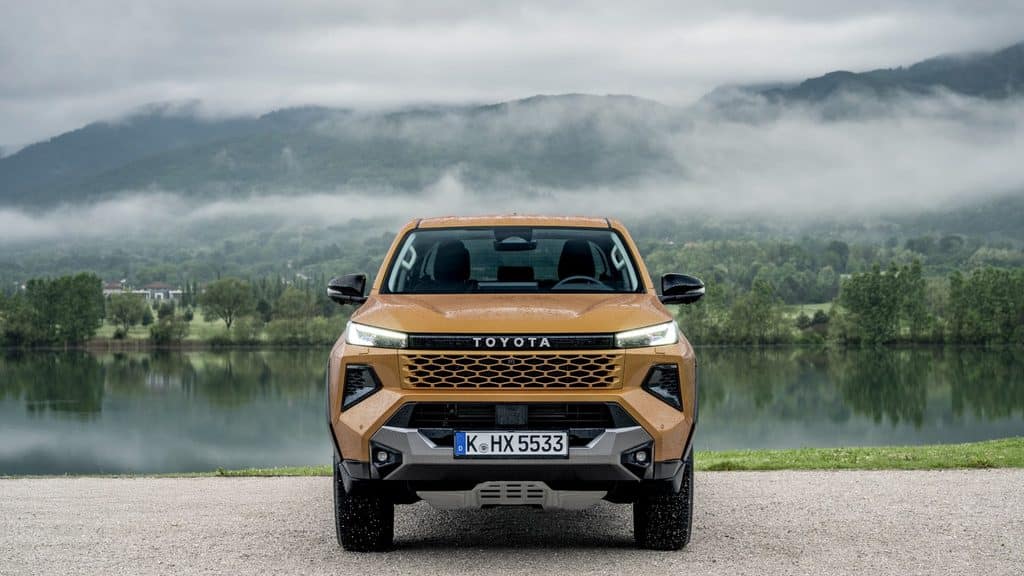 Geltonas Toyota Hilux pikapas su 48 V hibridine sistema